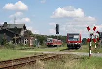 Eine Zugkreuzung im Bahnhof von Grieben: Am 21.07.2009 kreuzten sich der hier haltende 628 654 (links) als RE nach Szczecin Gł�wny und 628 207 (rechts), der Grieben als RE nach Kiel Hbf ohne Halt durcheilt. 