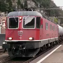 Re 6/6 11683 rangiert einen Kesselwagen in G�schenen, 3.10.11