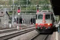Re 4/4 11109 f�hrt gerade aus dem Gotthard-Tunnel in G�schenen ein, 3.10.11