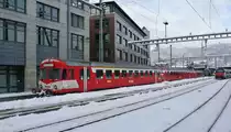 Advents Extrazug f�r den Reisedienst Walkringen: BLS RBDe 566 I, Triebwagen 220, B 558-9 und ABt 920-1 bei Durchfaht in Olten, 09.12.2012.

