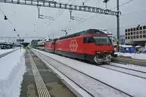 Der IR 2125 wird heute ausnahmsweise von 2 Re 460 gezogen: Re 460 089-6 (vorne im Bild) und 460 074-8 in Solothurn, 09.12.2012.

