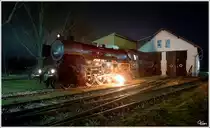 Heizhaus - Nachtaufnahme der Dampflok 52.4984  Eberhard  im Heizhaus in Mistelbach.  8.12.2012