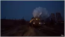 N�chtens in Dobermannsdorf - Dampflok 93.1420 vom Verein  Neue Landesbahn  f�hrt mit dem Nikolauszug von Mistelbach nach Hohenau und wieder retour. 
8.12.2012