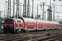 218 498 am 27.7.12 mit einem RE bei der Einfahrt in Frankfurt Hbf.
