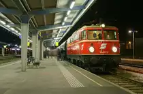 1042.23 brachte f�r den planm��igen Dampfzug von Wien S�dbahnhof (Ost) nach Bruck a.d. Leitha am 8.12.2012 das passende Wagenmaterial.