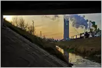 Wilfersdorf-Hobersdorf aus einer eher ungew�hnlichen Perspektive: 93.1420 macht sich zur Abfahrt des  Zayataler Nikolauszuges  bereit, 8.12.2012