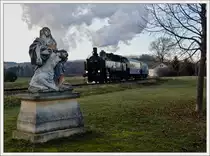 93.1420 verl�sst mit dem  Zayataler Nikolauszug  die ehem. Station Hauskirchen, 8.12.2012