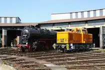 52 8089-6 und 106 078-9 vor dem gro�en Rundschuppen am 16.09.2012 im Bw Falkenberg Oberer Bahnhof. Das Gel�nde dient nur zur Aufbewahrung von Fahrzeugen und ist nur an wenigen Tagen im Jahr zug�nglich. 

