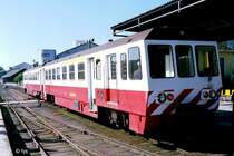 Triebzug 9608 (vorn im Bild der Steuerwagen) im Bahnhof P�voa de Varzim (15. Mai 1988). Hier endeten die Z�ge aus Porto. Zwar f�hrte die Strecke noch rund 30 km weiter bis Famali��o, aber es gab keinen durchgehenden Verkehr.