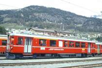 RhB - ABe 4/4 501 am 16.05.1994 in Samedan - Stammnetztriebwagen - �bernahme 07.12.1939 - SWS/MFO/BBC/RhB - 440 KW - Fahrzeugewicht 40,00t - 1./2.Klasse Sitzpltze 12/28 - L�P 18,00m - zul�ssige Geschwindigkeit 70 km/h - �3=17.02.1984 �2=23.12.1993 - Logo RhB in deutsch. Lebenslauf: ex BCe 4/4 501 - 1956 ABe 4/4 501 - 11/1999 historisches Fahrzeug. Hinweis: gescanntes Dia
