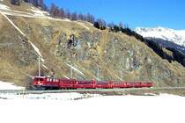 RhB Regionalzug 750 von Scuol nach St.Moritz am 26.02.1998 zwischen Samedan und Celerina mit E-Lok Ge 4/4 I 604 - D - 2x B - A - B - AB. Hinweis: seit 22.11.1999 keine planm��ig durchgehende Z�ge mehr von Scuol nach St.Moritz, Kompo um 2 Wagen verst�rkt wegen Engadiner Skimarathon, gescanntes Dia
