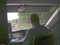 Der Tf von 643 524 hatte am 05.06.2006 die T�r des F�hrerstands im ge�ffneten Zustand arretiert, so konnte ich an der T�r stehend diesen Ausblick auf die Strecke fotografieren. Die Aufnahme entstand auf der Fahrt von Limburg nach Weilburg im Lahntal bei der Einfahrt in den Bahnhof Kerkerbach.