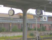 Zwei verschiedene Uhrzeiten an einem Bahnsteig: Bahnhofsuhren im Gie�ener Hauptbahnhof, am 05.06.2006 aufgenommen.