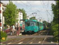 Auch wenn im Zielband Enkheim stand, der an der Station Gro�e Nelkenstra�e eingefahrene 3. Zug der U7 fuhr am 08.06.2006 mit dem U2e-Triebwagen 368 f�hrend in Richtung Hausen. 
