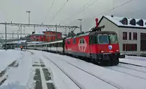Wenn gen�gend Lion Re 4/4 II vorhanden sind, wird eine in einem Umlauf am Gotthard eingesetzt: im Bild ist die 420 203-2 an der Spitze des IR 2276 in Arth-Goldau. Das spezielle an dieser Lok ist, dass die Schweizerwappen an der Lokfront mit der Wappe des Kantons Z�rich �berklebt wurde, der Grund ist jedoch nicht bekannt, 11.12.2012.