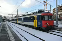 Seit Sonntag gilt der neue Fahrplan. Auf der Linie Z�rich-Schaffhausen besteht neu Halbstundentakt, zur vollen Stunden ein IR/IC, zur halben ein RE. Auf den RE werden Triebz�ge des Typs 511 eingesetzt, da jedoch noch nicht gen�gend vorhanden sind, wird ein RE Umlauf, bis voraussichtlich Februar 2013, durch einen 10-teiligen Doppel RBe Pendel gef�hrt. Im Bild ist der RBe 540 016-3 (540 018-9 auf der anderen Seite) beim Wenden in Schaffhausen als RE 3762/3767, 11.12.2012.