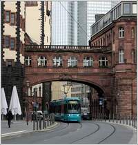 Unter der 'Rathausbrücke' -

Die Altstadtstrecke in der Frankfurter Innenstadt beim Römer. 

01.06.2006 (M)