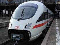 411 527-5 mit dem Reiseziel  Dresden Hbf  steht abfahrbereit im Wiesbadener Hauptbahnhof.
Aufgenommen im April 2006.