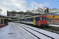 Doppel RBe Pendel als RE 3767 bei Ausfahrt in Schaffhausen, vorne im Bild ist der  RBe 540 016-3 (540 018-9 auf der anderen Seite). Der Zug unterquert soeben die alte Signalbr�cke, 11.12.2012.