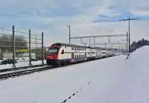 Eine weitere Spezialit�t in der neuen Fahrplanperiode ist der IR 2016/2021. Bis voraussichtlich Februar 2013 wird dieser Zug mit einem RABe 514 gef�hrt. Die Z�ge des Typs DTZ werden normalerweise nur f�r die S-Bahn Z�rich gebraucht; im Bild ist der RABe 514 034-8 als IR 2016 bei Durchfahrt in Hindelbank, 13.12.2012.