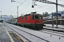 Infolge Schneefall in Italien hat der EC 114 rund 70 Min. Versp�tung. Im Bild ist er mit der Re 4/4 II 11195 bei Ausfahrt in Arth-Goldau. Wegen der Versp�tung muss der Zug anstelle via Zug-Thalwil �ber Rotkreuz-Freiamt-Heitersberg umgeleitet werden, 14.12.2012.