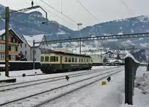 Der BDe 576 058-2 wird in Arth-Goldau auf ein Abstellgleis rangiert, um sp�ter den VAE in Richtung Biberbrugg zu schieben, 14.12.2012.