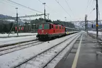 Infolge einer Lokst�rung an einem Gotthard IR heute Morgen, verkehrte der Dispo Olten den ganzen Tag am Gotthard. Im Bild ist er bei Einfahrt als IR 2178 in Arth-Goldau. Seit letztem Fahrplanwechsel besteht der Dispo Olten aus NPZ Wagen, wobei aktuell der Steuerwagen durch eine 2. Re 4/4 II ersetzt ist. An der Spitze ist die Re 4/4 II 11200, 7 Wagen sp�ter die Re 4/4 II 11115, 14.12.2012.