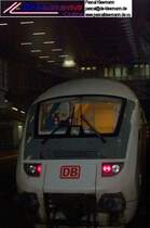 R�ckansicht eines IC-Steuerwagens im abendlichen Bahnhof KS-Wilhelmsh�he