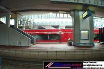 Ein eilig vorbeihuschender 646 (auf dem Fahrzeug steht aber 946???) Richtung KS-Hbf.
Das besondere an dieser Baureihe ist der begehbare Motorblock, der sich genau in der Mitte des Fahrzeugs befindet.
Um vom vorderen Wagen in den hinteren zu gelangen, geht man mitten durch die Dieselmaschine (die nat�rlich elegant innenverkleidet ist).
Die Fahrzeuge erreichen vom L�rm her nicht ann�hernd das Niveau einer E-Lok. Jede E101 ist lauter (kein Scherz)!