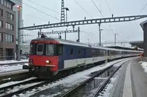 Der BDt EWII 50 85 82-33 917-4 am Schluss des Dispo Olten beim Rangieren in Olten. Nach dem Einsatz am Gotthard gestern, wurde eine der beiden Re 4/4 II wieder durch einen Steuerwagen ersetzt. Der Zug kam soeben als Leermaterialzug aus Z�rich, und wird nun in die Abstellgruppe gefahren, 15.12.2012.