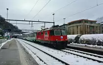 Die 420 203-2 zieht den rund 70 Min. versp�teten EC 114 in den Bahnhof Bellinzona. Der Zug besteht aus 6 FS Wagen, am Zugschluss werden noch drei Bpm61 Refit der SBB nach Z�rich �berf�hrt, 15.12.2012.