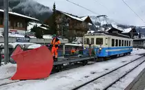 Der Be 4/4 1002 steht mit dem Schneepflug X60 Abfahrbereit in Zweisimmen, 17.12.2012.