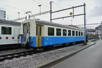 Der MOB B 215 wird von der TPF schon einige Zeit in Sch�lerz�gen eingesetzt. Er tr�gt desshalb noch die alte MOB Anschrift und hat noch die alte Innenaustattung, Bulle, 17.12.2012.