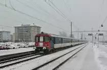 Am Schluss des Ersatz IR 2125 ist der  weisse  BDt EWI 50 85 82-33 984-4 bei Ausfahrt in Solothurn, 18.12.2012.