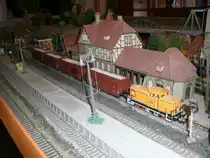 106 862 hat beladene Kieswagen,aus dem Anschlu� Kieswerk,zum Bahnhof gebracht.