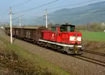 2068 041 mit einem kurzen G�terzug am 16.04.2009 unterwegs bei Niklasdorf.