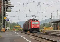 Hui, das war knapp! Passt kaum noch ein Blatt Papier zwischen. Aber keine Angst, ist nur eine optische T�uschung. F�r 185 235-9 mit ihrem Autotransportzug bestand bei diesem Bild zu keiner Zeit Gefahr durch den Zweiwegebagger. Aufgenommen am 09.08.2012 in Eichenberg.