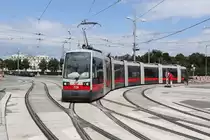 ULF B729 als umgeleiteter D-Wagen am 22. Juli 2012 mit Schloss Belvedere im Hintergrund