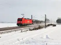 Die 185 209 mit einem Autozug am 12.12.2012 unterwegs bei Langenisarhofen.