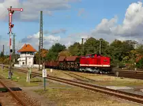 Die 112 708 mit einem Fotog�terzug am 07.10.2012 bei der Durchfahrt in K�then.