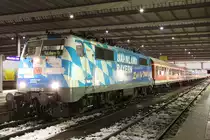Die 111 017-0 mit dem RE nach Salzburg in M�nchen HBF am 14.12.2012