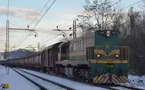 S� 644-018 zieht G�terzug durch Maribor-Tabor Richtung Verschiebebahnhof Tezno. /14.12.2012