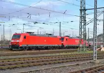 Im Heilbronner Hauptbahnhof stehen diese beiden 185 172-4 und 185 302-7 auf den Abstellgleis, um zu gegebener Zeit wieder einen G�terzug zu �bernehmen. Samstag 15.12.2012