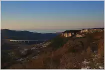 Ein SZ Pendolino der BR 310 f�hrt als ICS 34 von Koper nach Maribor, hier �ber die Koperrampe nahe Loka. In Hintergrund sieht man die italienische Hafenstadt Triest. WW-Version 12.12.2012