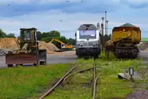 Mit Splitt beladene Wagen wurden zur Entladung durch die HSL im Anschluss des Bahnhofs Pasewalk-Ost bereitgestellt. - 07.08.2011
