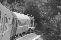 Die Ozeanblau/beige 212 376-8 zog am 02.09.2012 einen Sonderzug bestehend aus 2 Silberlingen in Richtung Korbach