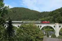 212 133-3 mit einem Sonderzug auf dem Viadukt in Willingen (Upland) am 02. September 2012