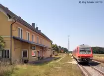 VT 610 517 h�lt am 24.7.12 um 13.53 Uhr als RE 3555 nach Schwandorf in Freih�ls. Eine weitere Fahrtm�glichkeit gibt es an diesem Tag nicht mehr! 
