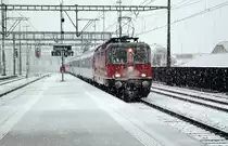 Die Re 4/4  11152 trifft am 18.12.12 mit einem IR am Haken und Schnee auf den Puffern in Lenzburg ein.