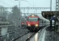 Wettrennen: Die Re 4/4 11248 wird am Nachmittag des 18.12.12 in Rupperswil soeben von einem EW IV-Pendel �berholt.